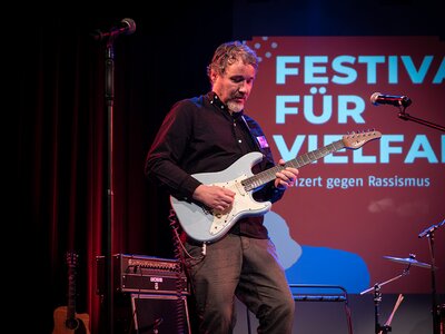 Maic Burkhardt spielt beim Festival für Vielfalt | © AWO Bremerhaven/Simone Hryzyk
