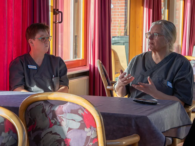 Die beiden Altenpflegerinnen sitzen im Interview | © AWO Bremerhaven / Simone Hryzyk